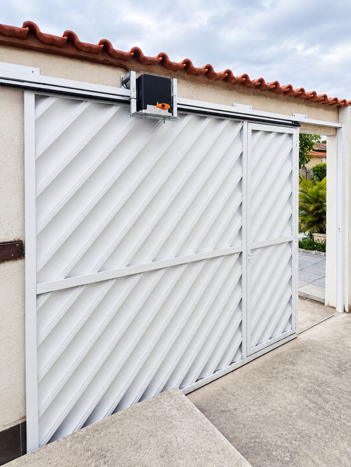Automatizador instalado em portão deslizante