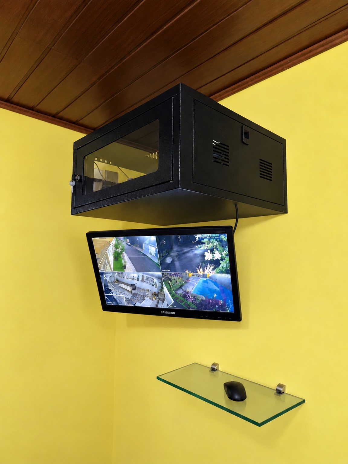 Central de monitoramento com rack e monitor