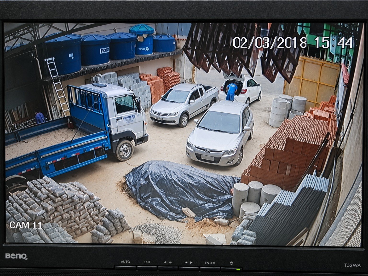 Monitoramento de área comercial com câmera de alta cobertura