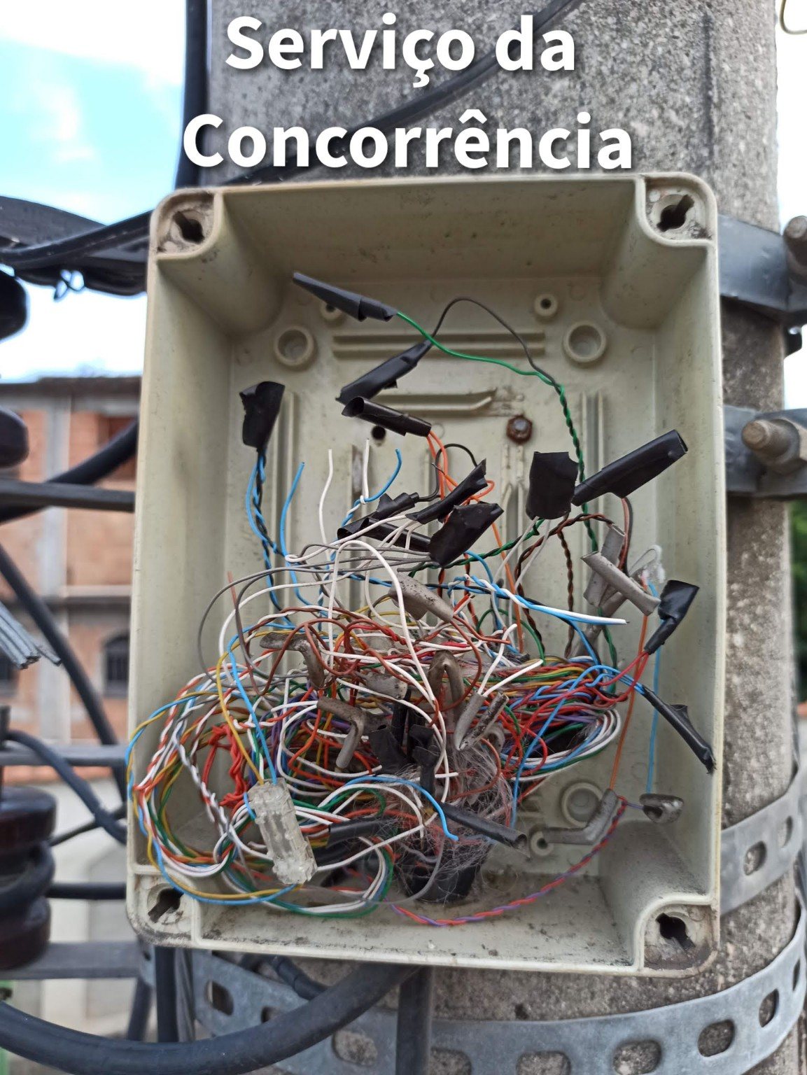Antes: instalação de interfonia encontrada no local